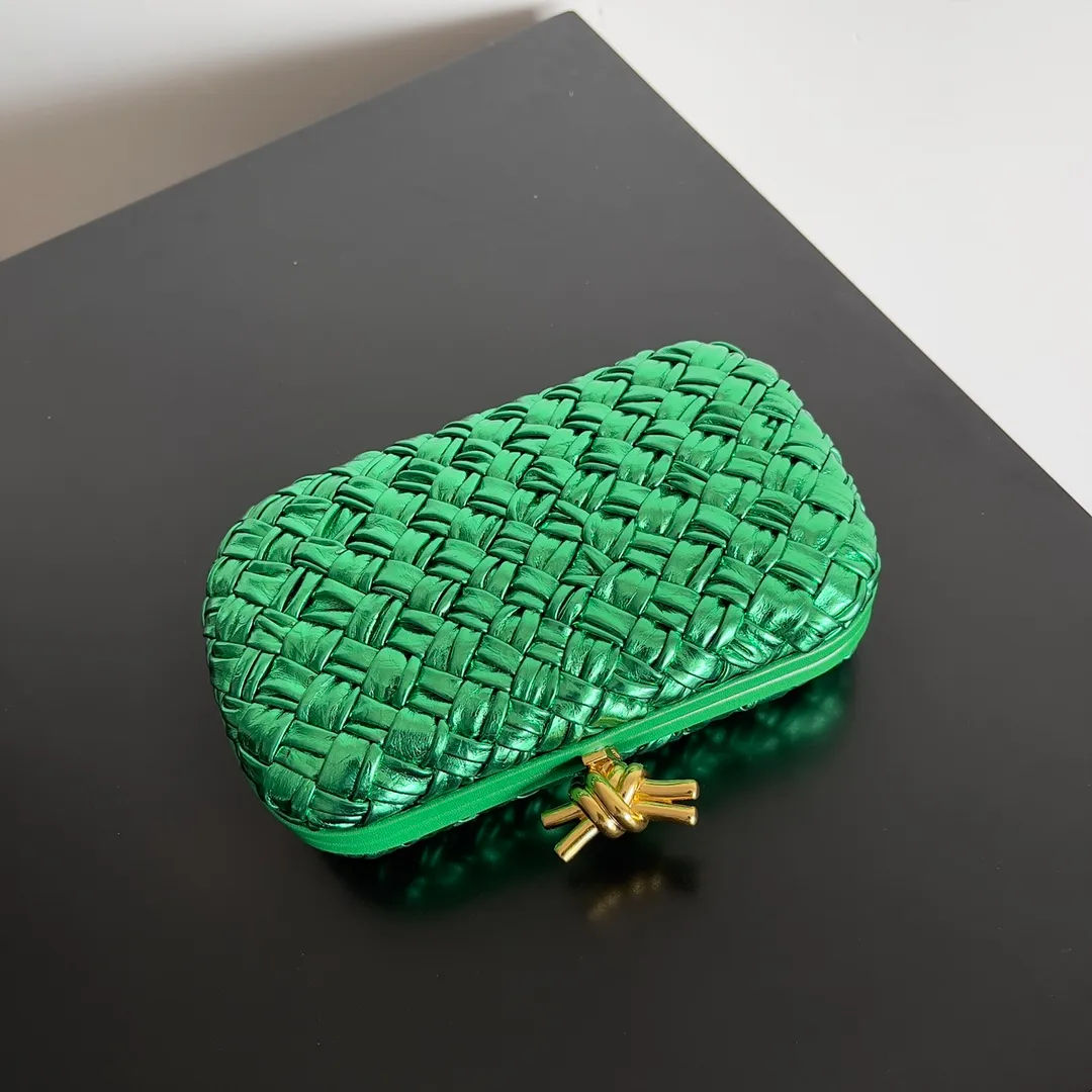 Batch 2020 BV Knot | The classic return of the evening bag. Original leather ➕ Stainless steel hardware ➕ 24k real gold plating ➕ Fully handmade. Those who know the history of our brand should have heard that the knot is a story of Bottega Veneta, and it is also one of the more important design elements. Matthieu Blazy's work this season sublimates Knot's classics, with a new knot design and a woven shoulder strap, plus Fouland Intreccio's weaving technology, adding some fashion to the retro and nostalgic feel of the past. Style number: 717622 Size: 20.5*6*12.5